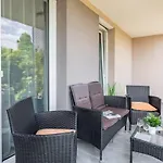 New With Balcony アパート