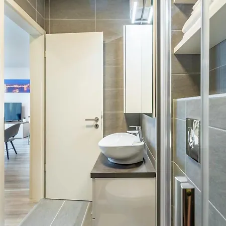 New With Balcony Apartman *