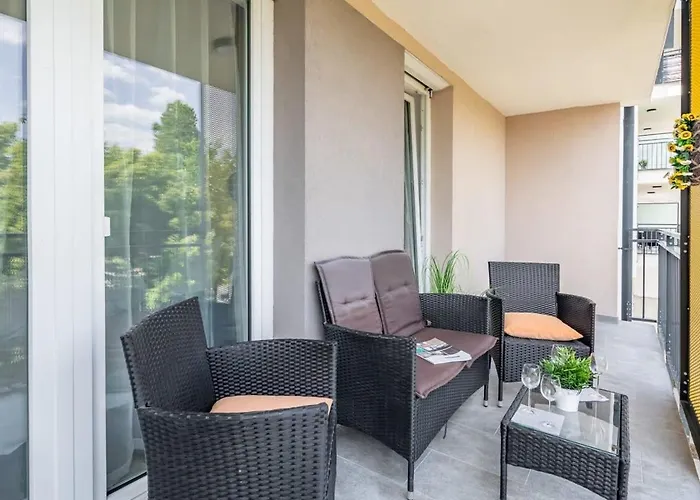 New With Balcony 公寓